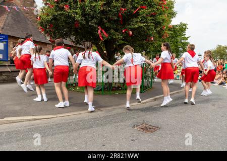 17 juin 2023 – Appleton Thorn, nr Warrington, Cheshire, Angleterre. Bawming (décorer l'arbre avec des fleurs et des rubans) l'épine est une cérémonie annuelle qui a lieu dans le village d'Appleton Thorn à Cheshire, en Angleterre. Appleton Thorn village est le seul village d'Angleterre où la cérémonie de mise en forme du Thorn a lieu le troisième samedi de juin de chaque année. Les enfants de l'année 6 de l'école primaire d'Appleton Thorn dansaient autour de l'arbre déchiré tout en chantant le chant de Bawming. Banque D'Images