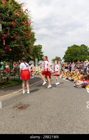 17 juin 2023 – Appleton Thorn, nr Warrington, Cheshire, Angleterre. Bawming (décorer l'arbre avec des fleurs et des rubans) l'épine est une cérémonie annuelle qui a lieu dans le village d'Appleton Thorn à Cheshire, en Angleterre. Appleton Thorn village est le seul village d'Angleterre où la cérémonie de mise en forme du Thorn a lieu le troisième samedi de juin de chaque année. Les enfants de l'année 6 de l'école primaire d'Appleton Thorn dansaient autour de l'arbre déchiré tout en chantant le chant de Bawming. Banque D'Images