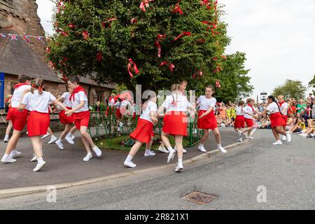 17 juin 2023 – Appleton Thorn, nr Warrington, Cheshire, Angleterre. Bawming (décorer l'arbre avec des fleurs et des rubans) l'épine est une cérémonie annuelle qui a lieu dans le village d'Appleton Thorn à Cheshire, en Angleterre. Appleton Thorn village est le seul village d'Angleterre où la cérémonie de mise en forme du Thorn a lieu le troisième samedi de juin de chaque année. Les enfants de l'année 6 de l'école primaire d'Appleton Thorn dansaient autour de l'arbre déchiré tout en chantant le chant de Bawming. Banque D'Images