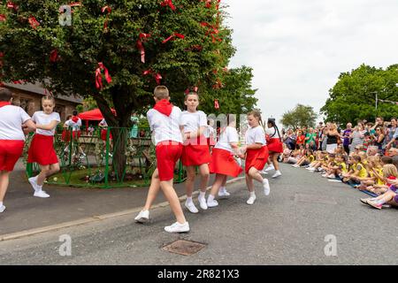 17 juin 2023 – Appleton Thorn, nr Warrington, Cheshire, Angleterre. Bawming (décorer l'arbre avec des fleurs et des rubans) l'épine est une cérémonie annuelle qui a lieu dans le village d'Appleton Thorn à Cheshire, en Angleterre. Appleton Thorn village est le seul village d'Angleterre où la cérémonie de mise en forme du Thorn a lieu le troisième samedi de juin de chaque année. Les enfants de l'année 6 de l'école primaire d'Appleton Thorn dansaient autour de l'arbre déchiré tout en chantant le chant de Bawming. Banque D'Images