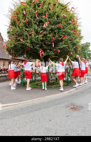 17 juin 2023 – Appleton Thorn, nr Warrington, Cheshire, Angleterre. Bawming (décorer l'arbre avec des fleurs et des rubans) l'épine est une cérémonie annuelle qui a lieu dans le village d'Appleton Thorn à Cheshire, en Angleterre. Appleton Thorn village est le seul village d'Angleterre où la cérémonie de mise en forme du Thorn a lieu le troisième samedi de juin de chaque année. Les enfants de l'année 6 de l'école primaire d'Appleton Thorn dansaient autour de l'arbre déchiré tout en chantant le chant de Bawming. Banque D'Images