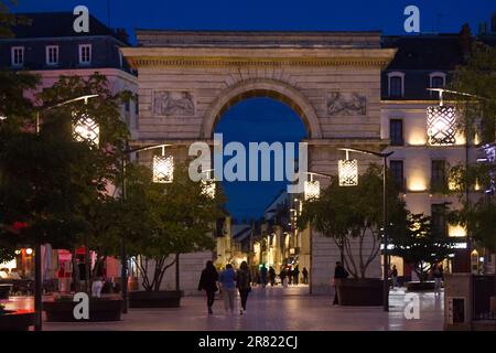 Dijon, France - 15 septembre 2017 : place Darcy et l'arche de Port Guillaume, Dijon. Ville en soirée, arche sans éclairage Banque D'Images