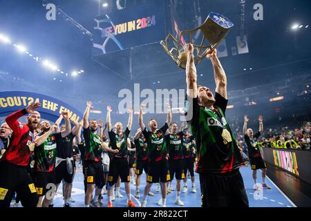 Cologne, Allemagne. 18th juin 2023. Handball: Ligue des Champions, SC Magdeburg - KS Kielce, finale, finale quatre, finale, Lanxess Arena. Kay Smits de Magdeburg vous fait plaisir avec le trophée. Credit: Marius Becker/dpa/Alay Live News Banque D'Images