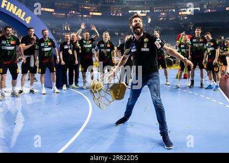 Cologne, Allemagne. 18th juin 2023. Handball: Ligue des Champions, SC Magdeburg - KS Kielce, finale, finale quatre, finale, Lanxess Arena. L'entraîneur de Magdeburg, Bennett Wiegert, applaudit avec la coupe. Credit: Marius Becker/dpa/Alay Live News Banque D'Images