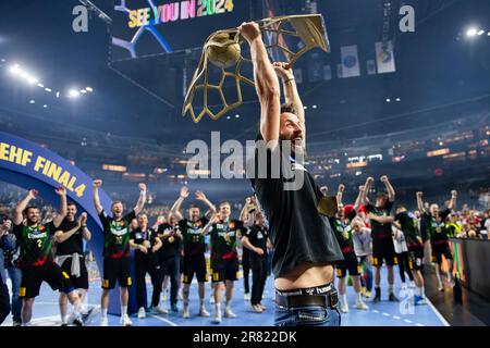 Cologne, Allemagne. 18th juin 2023. Handball: Ligue des Champions, SC Magdeburg - KS Kielce, finale, finale quatre, finale, Lanxess Arena. L'entraîneur de Magdeburg, Bennett Wiegert, applaudit avec la coupe. Credit: Marius Becker/dpa/Alay Live News Banque D'Images