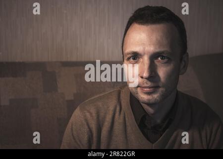 Portrait d'un jeune homme caucasien adulte sérieux, gros plan avec mise au point douce sélective et filtre de correction tonale vintage Banque D'Images