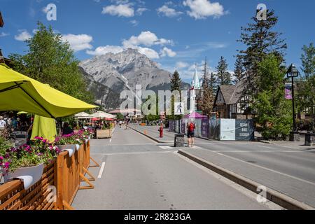 Vue le long de l'avenue Banff vers la montagne Cascade enneigée à Banff, Alberta, Canada, le 4 juin 2023 Banque D'Images