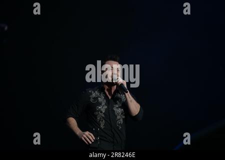 Le chanteur italien Tiziano Ferro joue en direct sur scène au stade San Siro pour la deuxième date italienne de la tournée TZN 2023. Milan (Italie), sur 18 juin 2023. Crédit: Tiziano Ballabio/Alamy Live News Banque D'Images