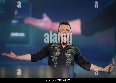 Le chanteur italien Tiziano Ferro joue en direct sur scène au stade San Siro pour la deuxième date italienne de la tournée TZN 2023. Milan (Italie), sur 18 juin 2023. Crédit: Tiziano Ballabio/Alamy Live News Banque D'Images