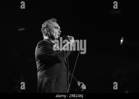 Morrissey et son groupe se sont produits au Los Angeles Sports Arena, Los Angeles, Californie, le 10 mai 2014, Pendant le monde la paix n'est aucun de votre visite d'affaires. Les dates aux États-Unis après le 7 juin ont été annulées pour cause de maladie. Banque D'Images