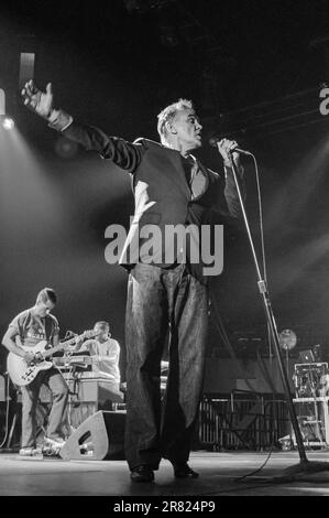 Morrissey et son groupe se sont produits au Los Angeles Sports Arena, Los Angeles, Californie, le 10 mai 2014, Pendant le monde la paix n'est aucun de votre visite d'affaires. Les dates aux États-Unis après le 7 juin ont été annulées pour cause de maladie. Banque D'Images