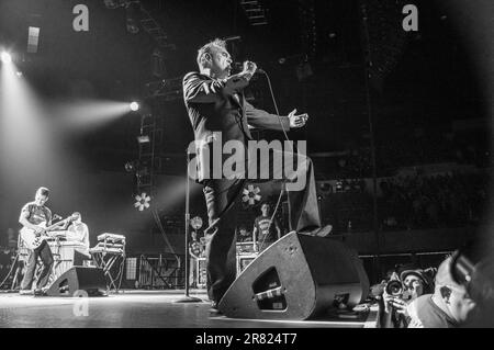 Morrissey et son groupe se sont produits au Los Angeles Sports Arena, Los Angeles, Californie, le 10 mai 2014, Pendant le monde la paix n'est aucun de votre visite d'affaires. Les dates aux États-Unis après le 7 juin ont été annulées pour cause de maladie. Banque D'Images