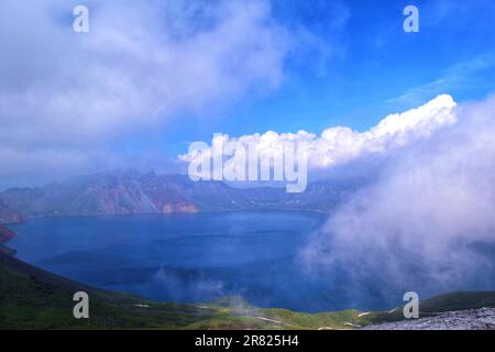 Découvrez la tranquillité dans cette majestueuse scène de nature avec des arbres, un lac, des montagnes, un ciel bleu hypnotisant. Une vue captivante de la nature sauvage intacte Banque D'Images