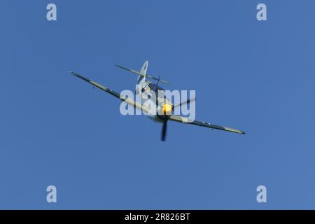 Hispano Buchon Yellow 10 affiche Shuttleworth Around the World Air Show 2023 juin Banque D'Images