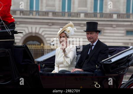 La duchesse d'Édimbourg Sophie Rhys-Jones et Sir Timothy Laurence chevauchent dans une calèche ouverte tirée à cheval troopant sur le palais de Buckingham couleur couleur Banque D'Images