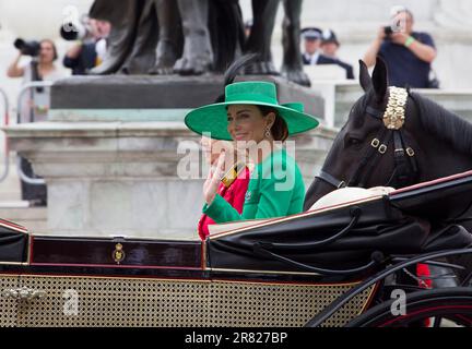 La reine Camilla et Catherine Princesse de Galles en Open Horse dessinent en voiture en brandissant devant la foule la couleur couleur The Mall London England Banque D'Images