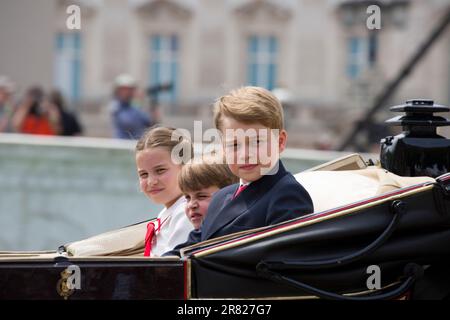 Prince George Princesse Charlotte Prince Louis en chariot ouvert tiré par cheval Trooping the Colour Color The Mall London England Banque D'Images