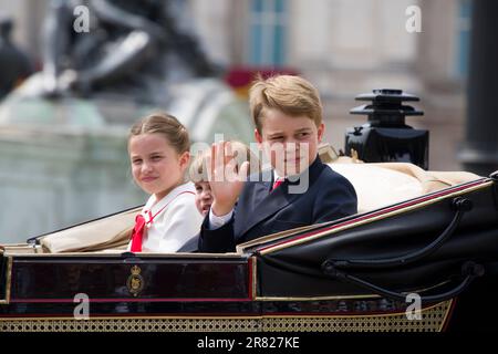 Prince George Princesse Charlotte Prince Louis en chariot ouvert tiré par cheval Trooping the Colour Color The Mall London England Banque D'Images