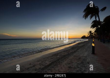 Vue magnifique sur le coucher du soleil dans l'océan Atlantique avec coucher du soleil sur l'île d'Aruba. Banque D'Images