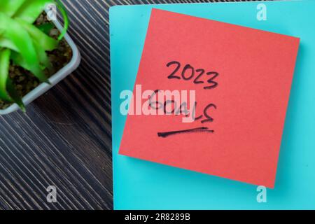 Concept des objectifs 2023 écrire sur les notes adhésives isolées sur la table en bois. Banque D'Images