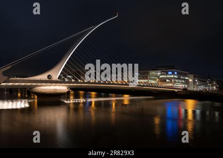 Le pont Samuel Beckett au-dessus de la rivière Liffey illuminé la nuit (en amont de la rive sud), Dublin, Irlande Banque D'Images