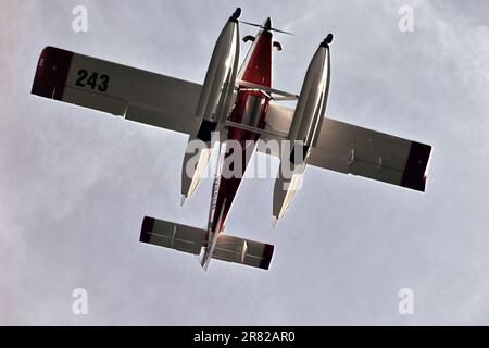 Hydravion volant au-dessus du lac depuis la vue du ver Banque D'Images