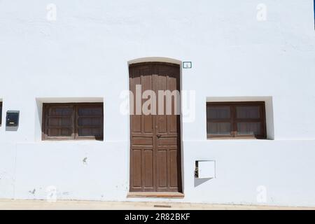Porte rustique dans un village andalou, Espagne Banque D'Images