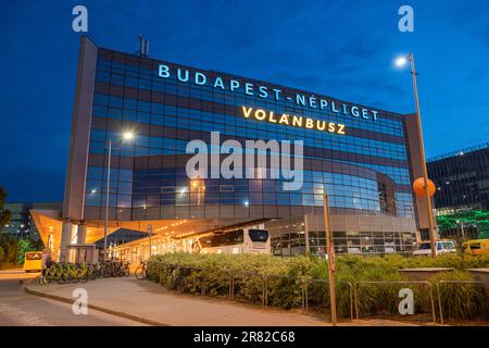 Budapest, Hongrie – 20 mai 2023. Terminal de bus interurbain Nepliget à Budapest, Hongrie. Vue avec bus au crépuscule. Banque D'Images