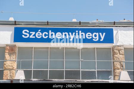 Budapest, Hongrie – 21 mai 2023. Panneau Szechenyihegy à la gare Szechenyihegy du chemin de fer des enfants à Budapest, Hongrie. Le chemin de fer des enfants est un Banque D'Images