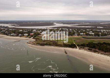 Vue aérienne de fort Moltrie sur l'île de Sullivan Charleston, Caroline du Sud depuis la guerre révolutionnaire américaine protégeant le port avec un coup de fusil Banque D'Images