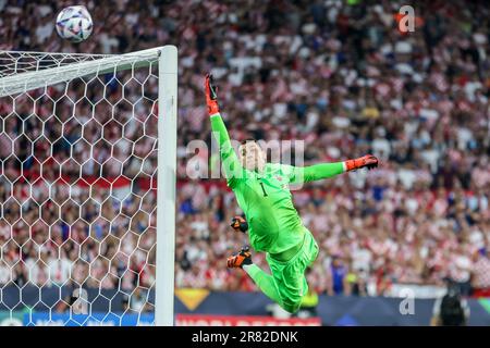 Rotterdam, pays-Bas. 18th juin 2023. ROTTERDAM, PAYS-BAS - JUIN 18 : le gardien de but Dominik Livakovic de Croatie fait une économie lors du match final de la Ligue des Nations de l'UEFA entre la Croatie et l'Espagne au Stadion Feijenoord de Kuip on 18 juin 2023 à Rotterdam, pays-Bas (photo de Henk Jan Dijks/ Orange Pictures) Credit: Orange pics BV/Alay Live News Banque D'Images