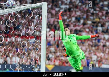 Rotterdam, pays-Bas. 18th juin 2023. ROTTERDAM, PAYS-BAS - JUIN 18 : le gardien de but Dominik Livakovic de Croatie fait une économie lors du match final de la Ligue des Nations de l'UEFA entre la Croatie et l'Espagne au Stadion Feijenoord de Kuip on 18 juin 2023 à Rotterdam, pays-Bas (photo de Henk Jan Dijks/ Orange Pictures) Credit: Orange pics BV/Alay Live News Banque D'Images