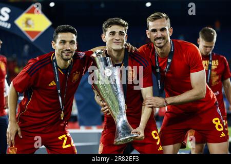 ROTTERDAM - (lr) Jésus Navas d'Espagne, Gavi d'Espagne, Fabian Ruiz d'Espagne avec le trophée de la Ligue des Nations après le match final de la Ligue des Nations de l'UEFA entre la Croatie et l'Espagne à Feyenoord Stadion de Kuip on 18 juin 2023 à Rotterdam, pays-Bas. ANP MAURICE VAN STONE Banque D'Images