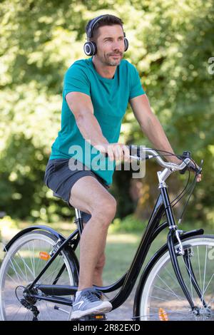 homme à vélo à travers la ville avec un casque Banque D'Images