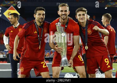 ROTTERDAM - (lr) Jésus Navas d'Espagne, Fabian Ruiz d'Espagne, Gavi d'Espagne avec le trophée de la Ligue des Nations après le match final de la Ligue des Nations de l'UEFA entre la Croatie et l'Espagne à Feyenoord Stadion de Kuip on 18 juin 2023 à Rotterdam, pays-Bas. AP | hauteur néerlandaise | MAURICE DE PIERRE Banque D'Images