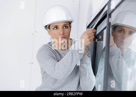 femme architecte vérifie les fenêtres sur place Banque D'Images