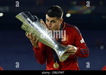 ROTTERDAM - (lr) Alvaro Morata d'Espagne avec le trophée de la Ligue des Nations après le match final de la Ligue des Nations de l'UEFA entre la Croatie et l'Espagne à Feyenoord Stadion de Kuip on 18 juin 2023 à Rotterdam, pays-Bas. AP | hauteur néerlandaise | MAURICE DE PIERRE Banque D'Images