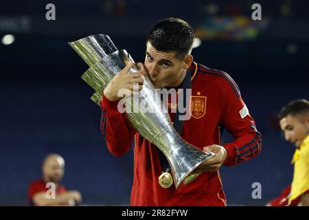 ROTTERDAM - (lr) Alvaro Morata d'Espagne avec le trophée de la Ligue des Nations après le match final de la Ligue des Nations de l'UEFA entre la Croatie et l'Espagne à Feyenoord Stadion de Kuip on 18 juin 2023 à Rotterdam, pays-Bas. AP | hauteur néerlandaise | MAURICE DE PIERRE Banque D'Images