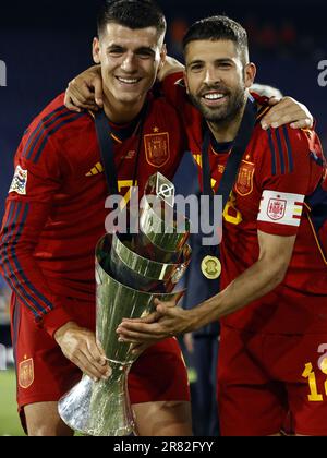 ROTTERDAM - (lr) Alvaro Morata d'Espagne, Jordi Alba d'Espagne avec le trophée de la Ligue des Nations après le match final de la Ligue des Nations de l'UEFA entre la Croatie et l'Espagne au Feyenoord Stadion de Kuip on 18 juin 2023 à Rotterdam, pays-Bas. AP | hauteur néerlandaise | MAURICE DE PIERRE Banque D'Images