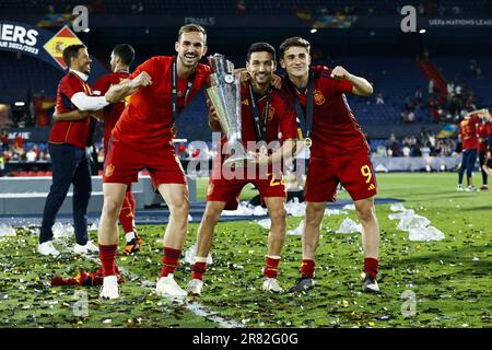 ROTTERDAM - (lr) Fabian Ruiz d'Espagne, Jesus Navas d'Espagne, Gavi d'Espagne avec le trophée de la Ligue des Nations après le match final de la Ligue des Nations de l'UEFA entre la Croatie et l'Espagne à Feyenoord Stadion de Kuip on 18 juin 2023 à Rotterdam, pays-Bas. AP | hauteur néerlandaise | MAURICE DE PIERRE Banque D'Images