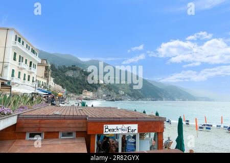 Monterosso -Italie 24 avril 2011; Beach bar Stella Marina sur le front de mer dans le village de Cinque Terre en bord de mer Banque D'Images