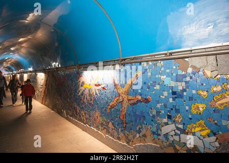 Riomaggiore Italie - 24 avril 2011 ; tunnel sous le thème de la mosaïque en bord de mer entre la rue principale et la gare Banque D'Images