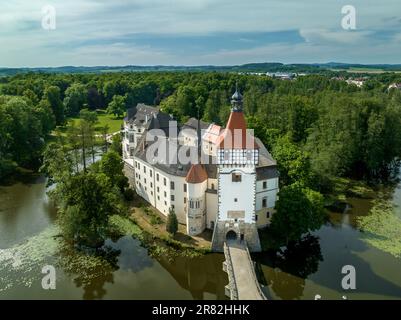 Vue aérienne du château d'eau médiéval de Blatna avec tours, tourelles et vastes terres en Bohême Banque D'Images