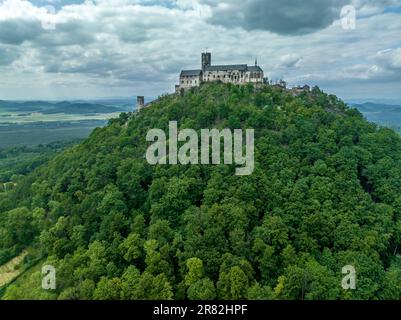 Vue aérienne de la ruine du château médiéval gothique de Bezdez en République tchèque avec tour circulaire et palais Banque D'Images