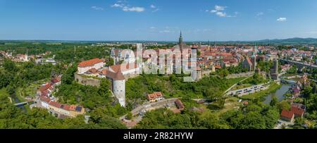 Vue aérienne des tours défensives et fortification médiévale dans la ville historique de Bautzen en Saxe Allemagne Banque D'Images