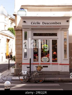 Paris, France - juillet 15 : fenêtre de la boutique d'accessoires Cécile Descombes dans la rue française typique avec des boutiques au premier étage de l'hôtel. Vintage Banque D'Images