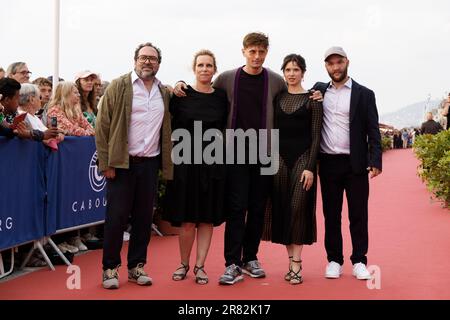 Cabourg, France. 17th juin 2023. Une invitée, Marie Garel-Weis, Raphaël Quenard, Daphne Patakia et Jean-Baptiste Durand, assistent à la cérémonie de clôture Banque D'Images