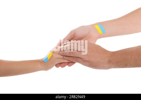 Homme et femme avec des drapeaux ukrainiens peints sur leurs mains sur fond blanc, gros plan Banque D'Images