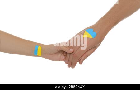 Homme et femme avec des drapeaux ukrainiens peints sur leurs mains sur fond blanc, gros plan Banque D'Images