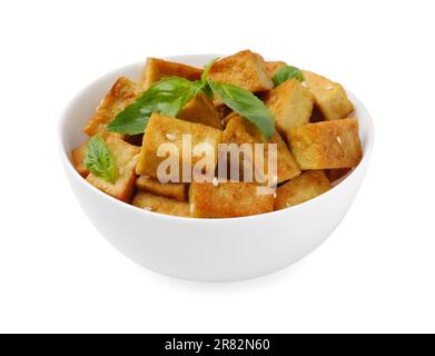 Assiette de délicieux tofu frits, basilic et graines de sésame isolées sur blanc Banque D'Images